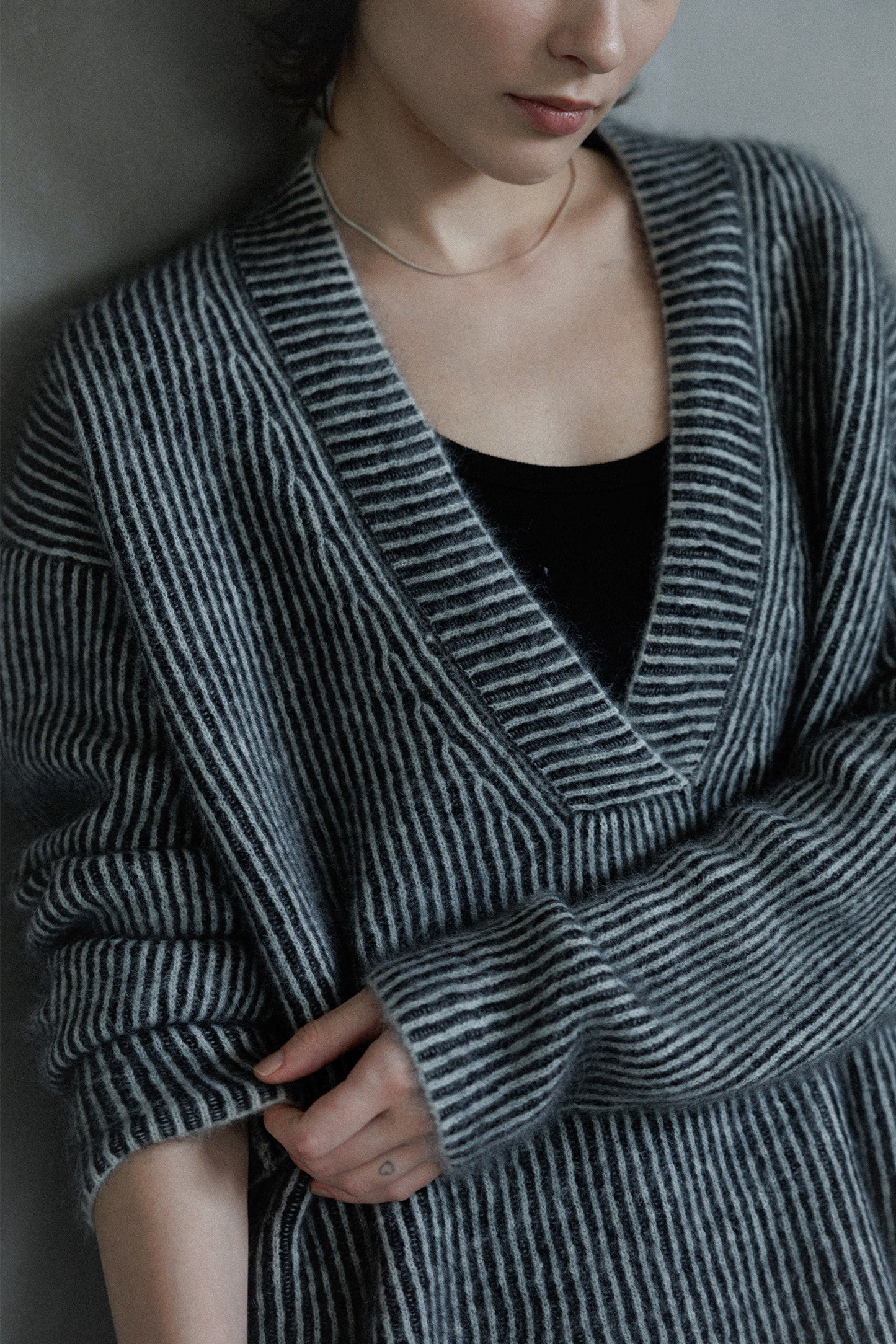 25AW Pull à col en V en raton laveur et renard /CT25327