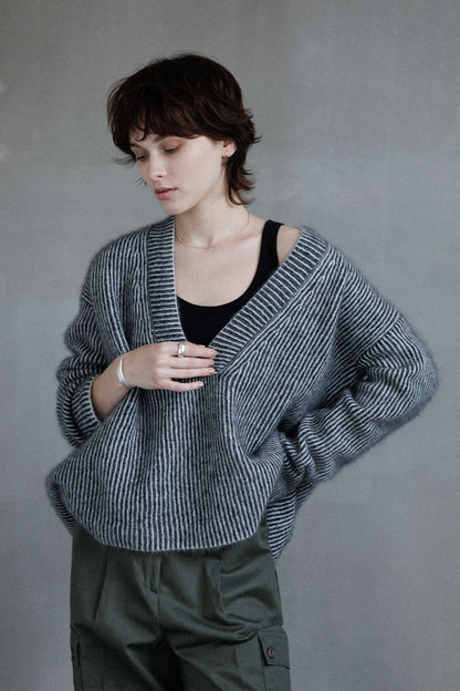 25AW Pull à col en V en raton laveur et renard /CT25327