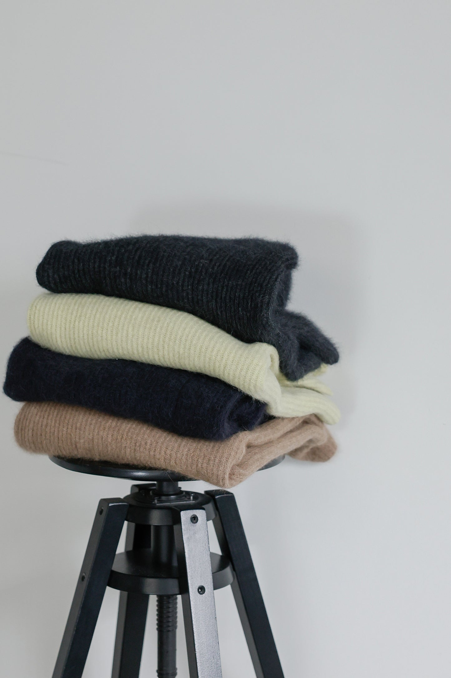 25AW Pull à col en V en raton laveur et renard /CT25327