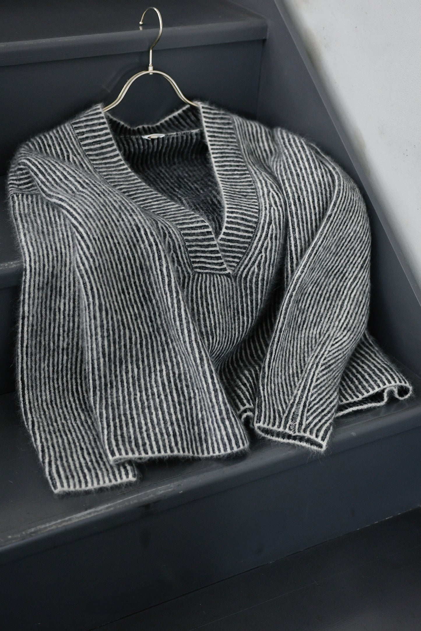 25AW Pull à col en V en raton laveur et renard /CT25327